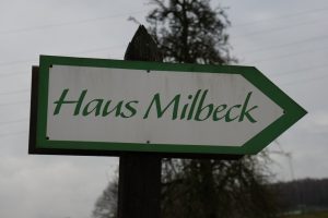 Wegweiser zum Haus Milbeck in Schlibeck bei Hinsbeck.